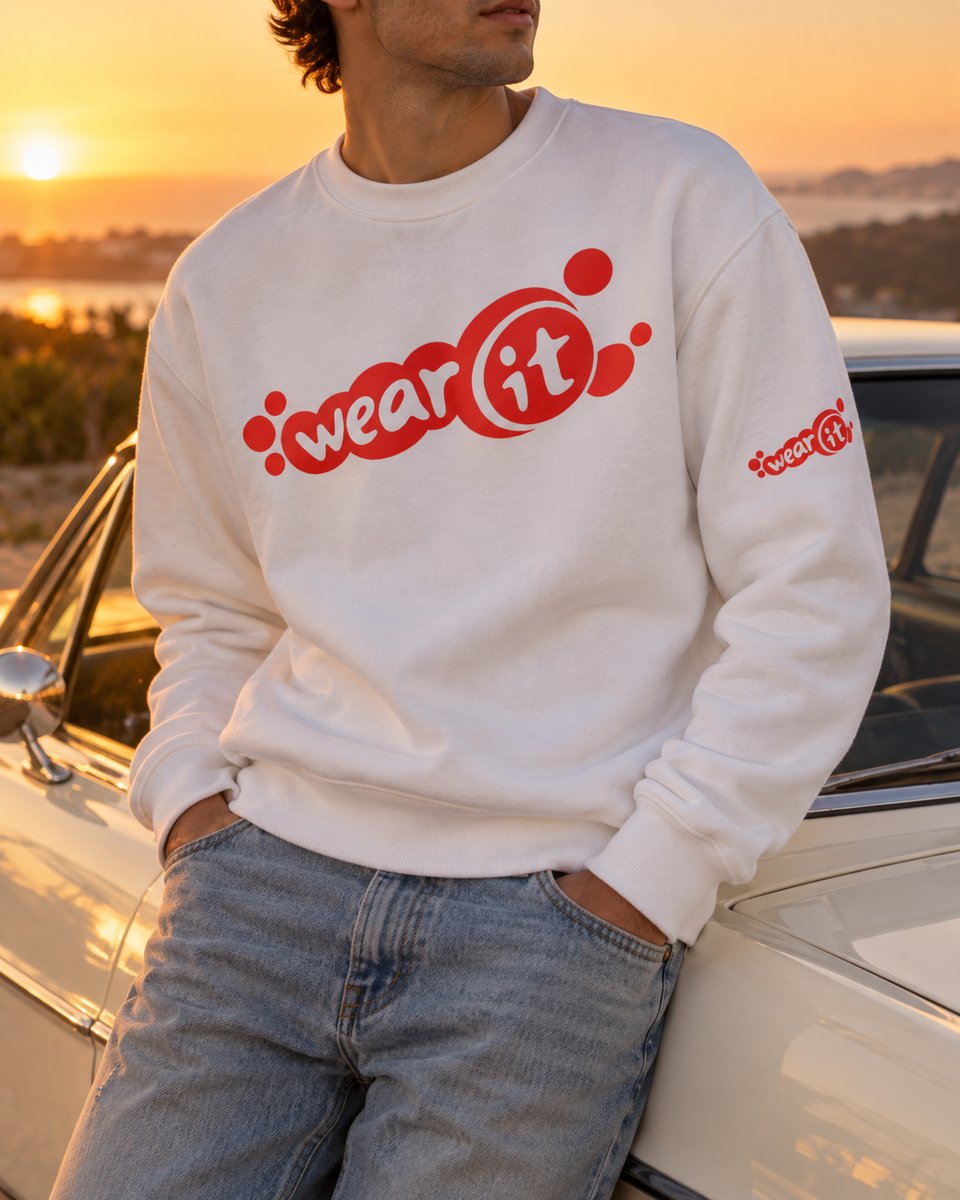 Homme appuyé contre une voiture ancienne blanche, en sweat col rond blanc Wear It