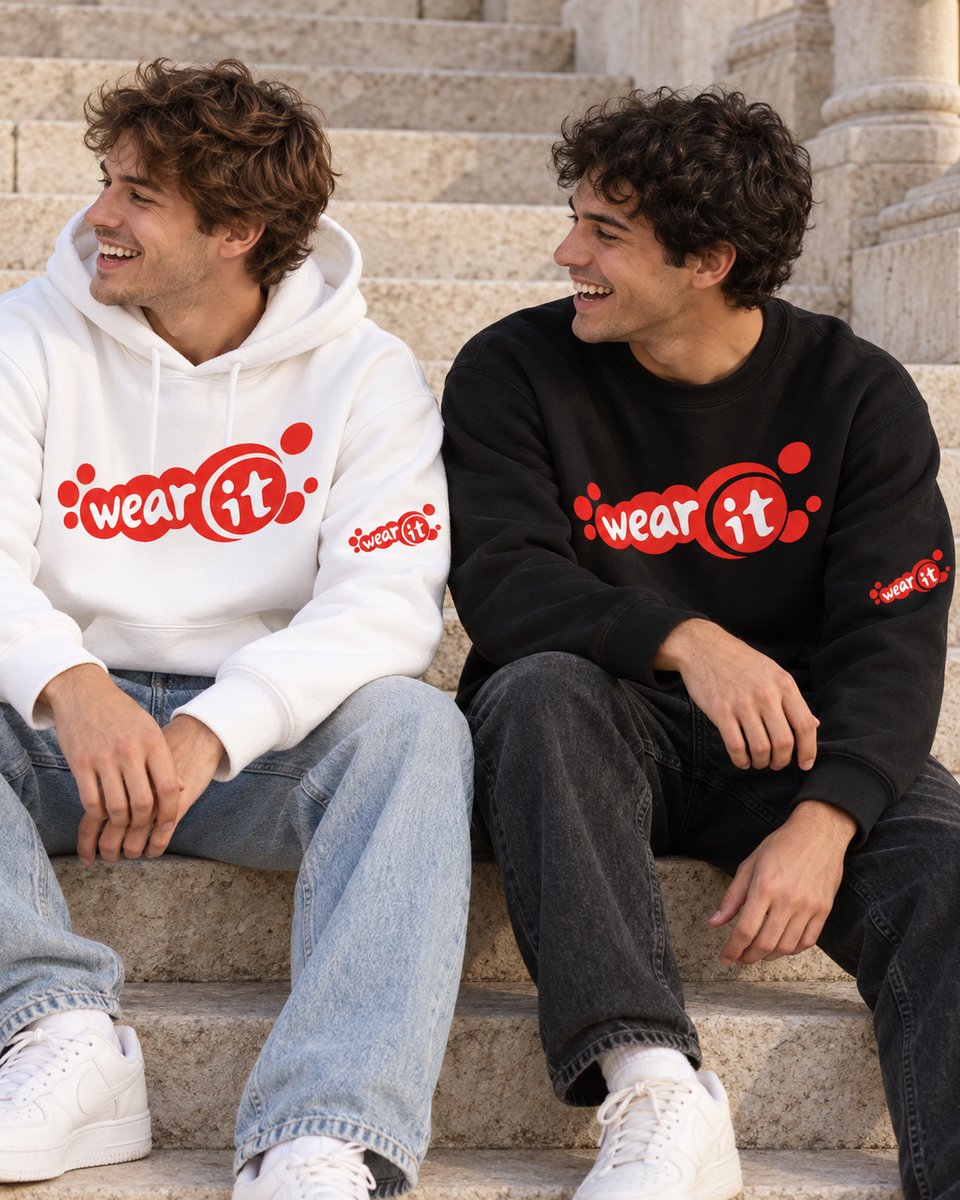 Deux amis assis sur des marches en pierre, en sweat à capuche blanc et sweat col rond noir Wear It
