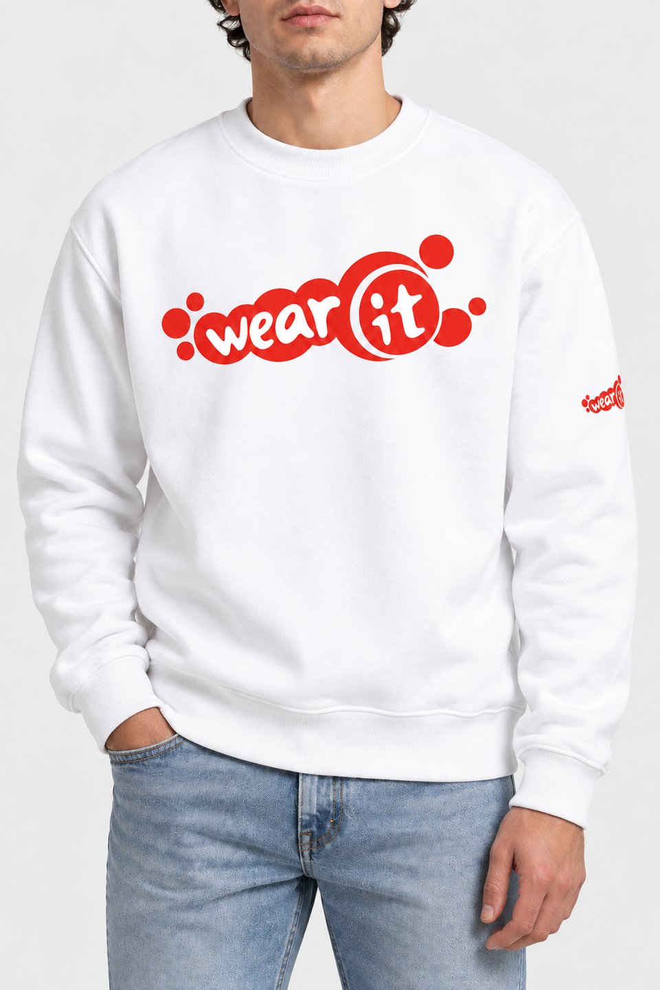 Sweat col rond blanc Wear It vu de face, grand logo rouge sur la poitrine