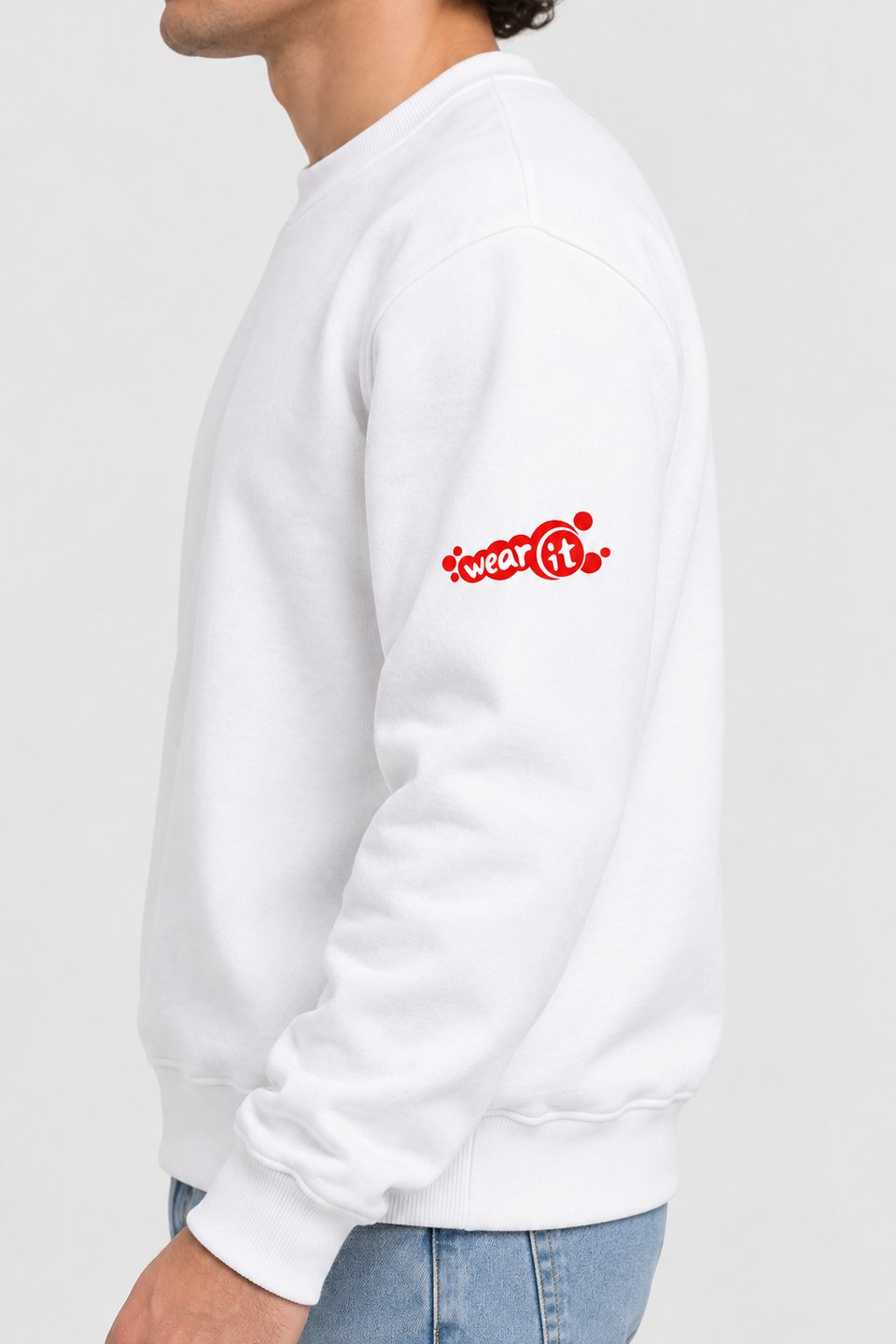 Sweat col rond blanc Wear It vu de côté, petit logo rouge au milieu de la manche gauche
