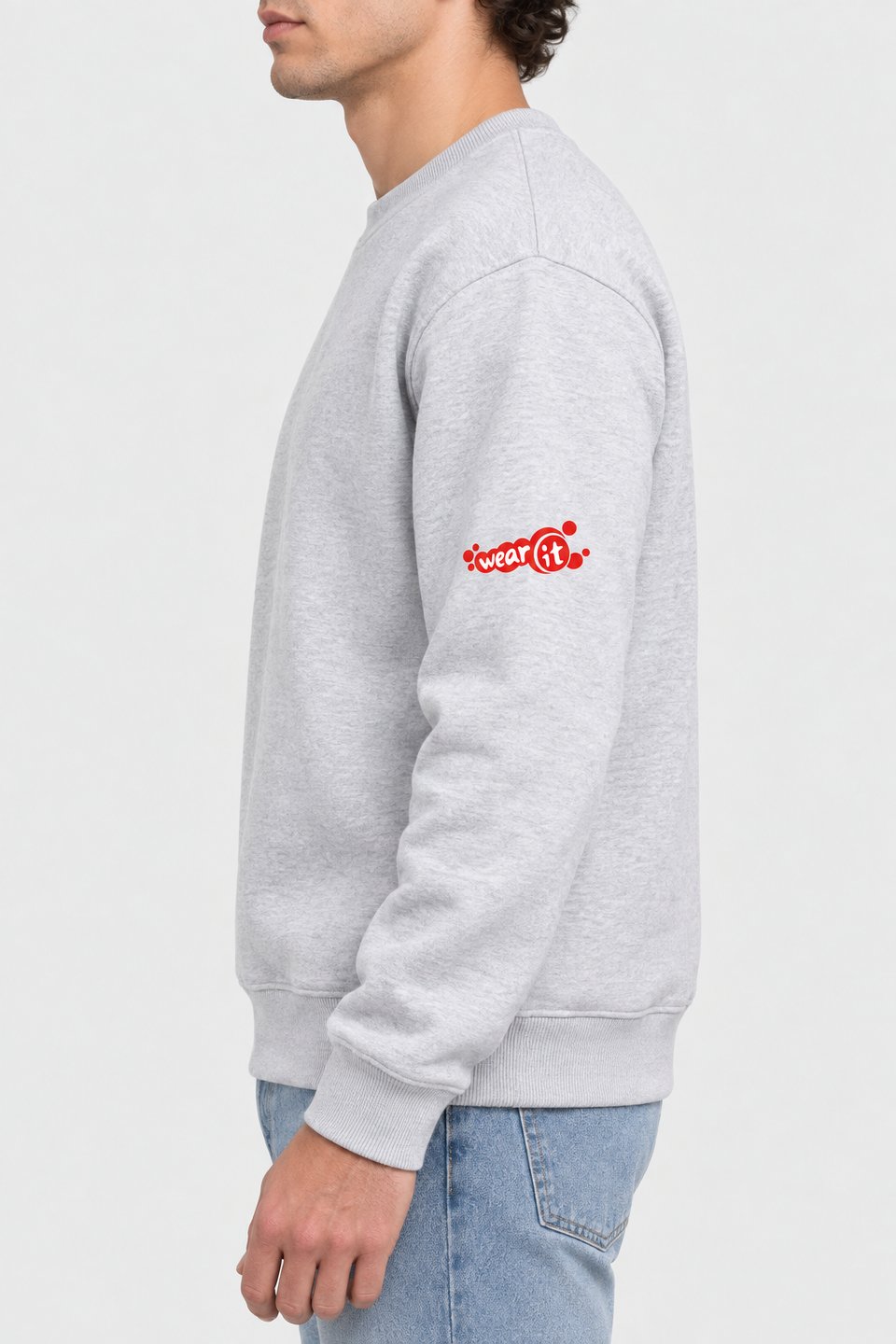 Sweat col rond gris chiné Wear It vu de côté, petit logo rouge au milieu de la manche gauche