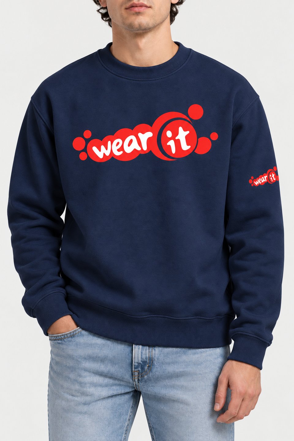 Sweat col rond bleu marine Wear It vu de face, grand logo rouge sur la poitrine