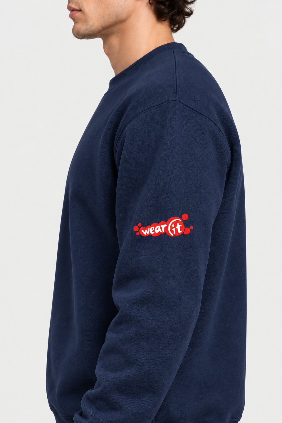 Sweat col rond bleu marine Wear It vu de côté, petit logo rouge au milieu de la manche gauche
