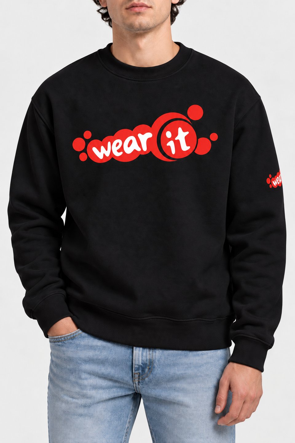 Sweat col rond noir Wear It vu de face, grand logo rouge sur la poitrine