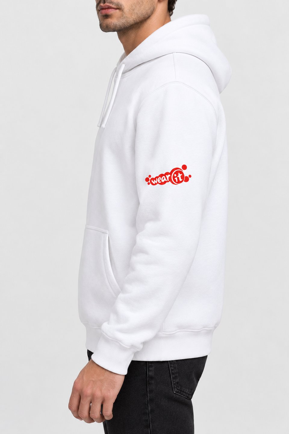 Sweat à capuche blanc Wear It vu de côté, petit logo rouge au milieu de la manche gauche