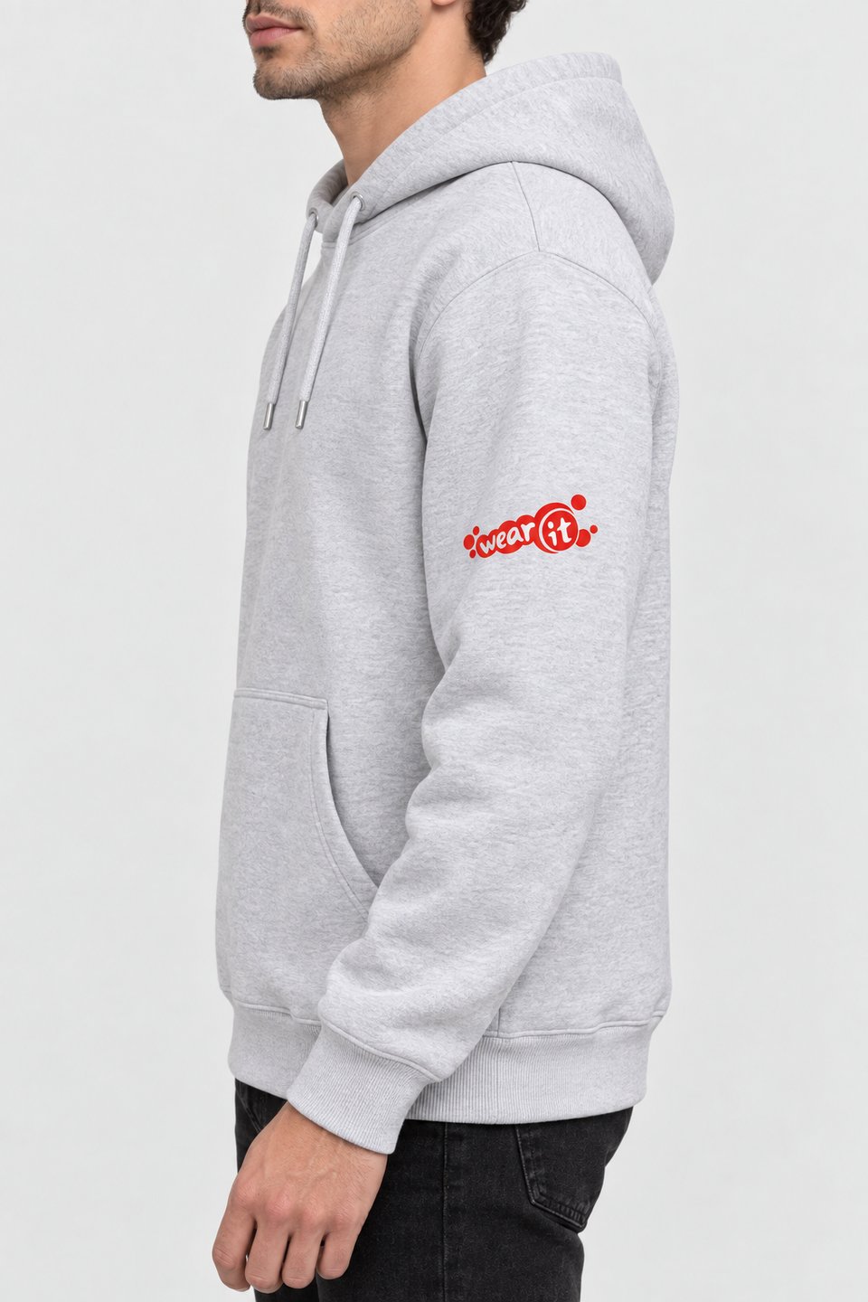 Sweat à capuche gris chiné Wear It vu de côté, petit logo rouge au milieu de la manche gauche
