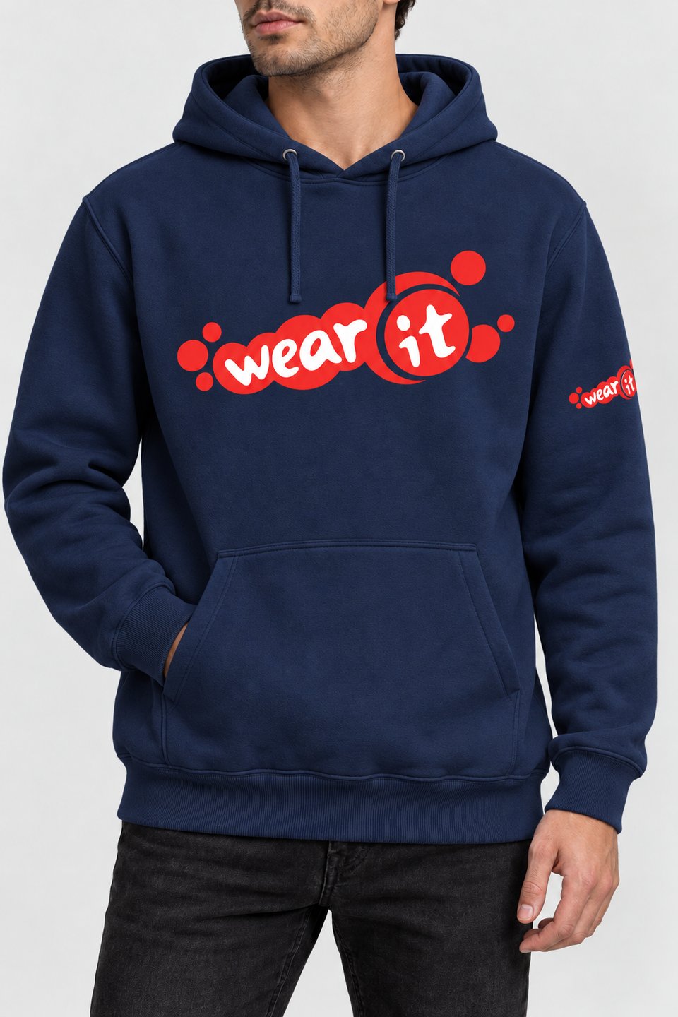 Sweat à capuche bleu marine Wear It vu de face, grand logo rouge sur la poitrine