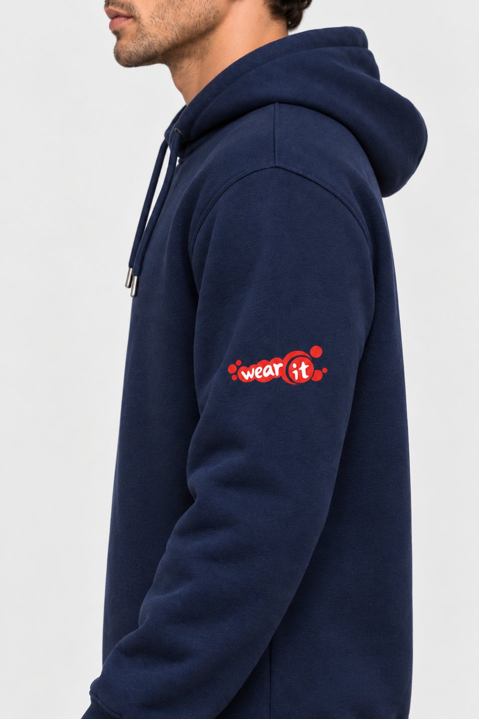 Sweat à capuche bleu marine Wear It vu de côté, petit logo rouge au milieu de la manche gauche