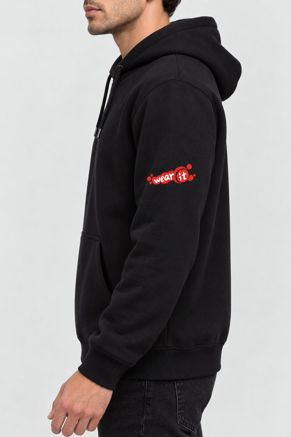 Sweat à capuche noir Wear It vu de côté, petit logo rouge au milieu de la manche gauche